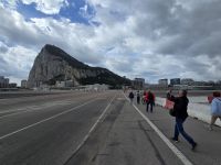 Überquerung Flugfeld nach der Grenze, Gibraltar &ndash; &copy; Katrin Jähne (Eberhardt TRAVEL)