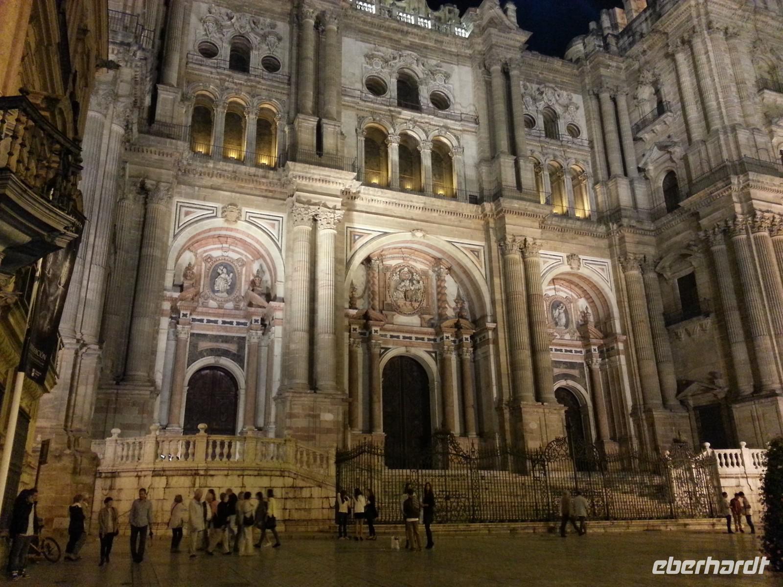 Die Kathedrale von Malaga bei Nacht