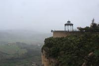Blick zu einer Aussichtplatform in Ronda