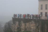 Reisegäste auf einer Plattform in Ronda