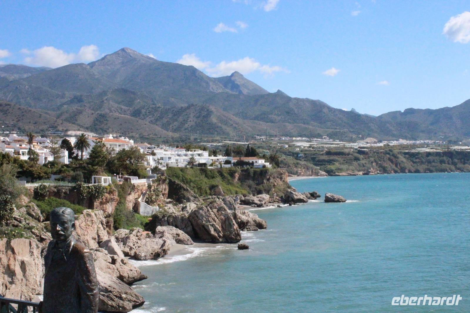 Panoramablick vom Balcon de Europa mit Denkmal von König Alfonso XII