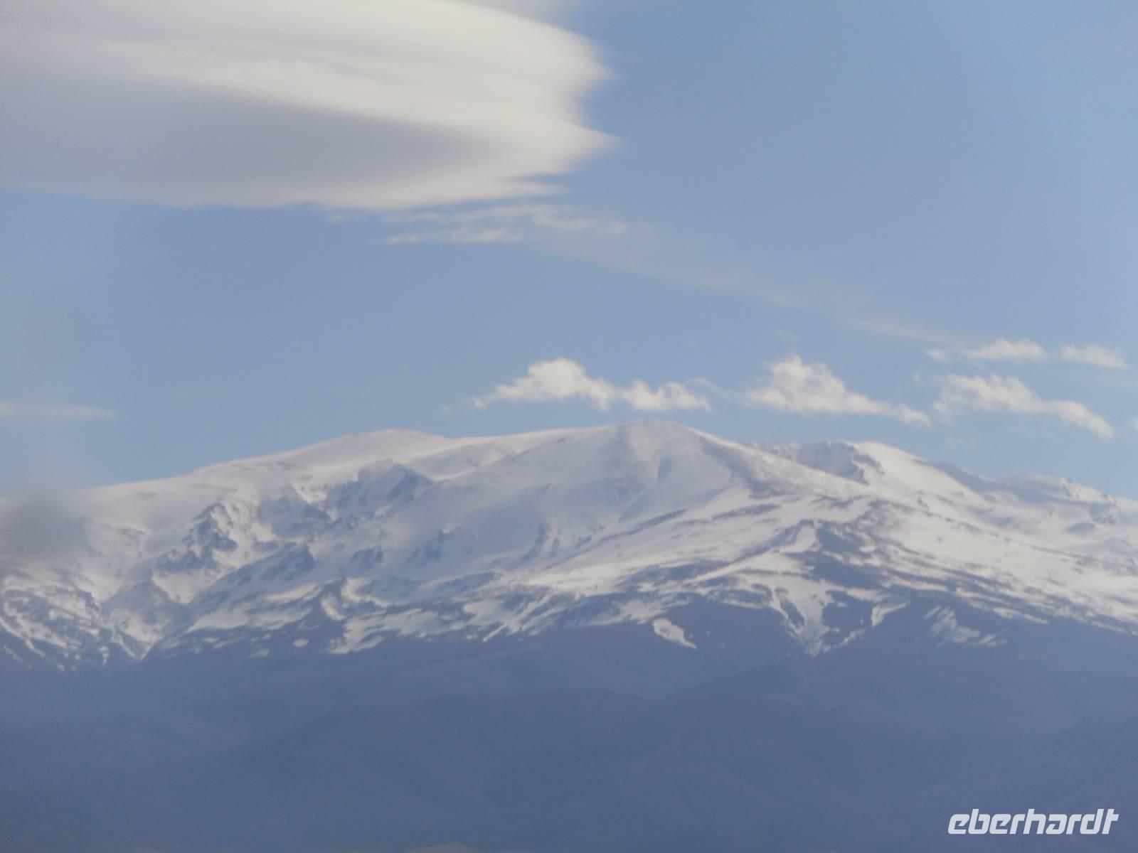 Blick in die schneebedeckte Sierra Nevada