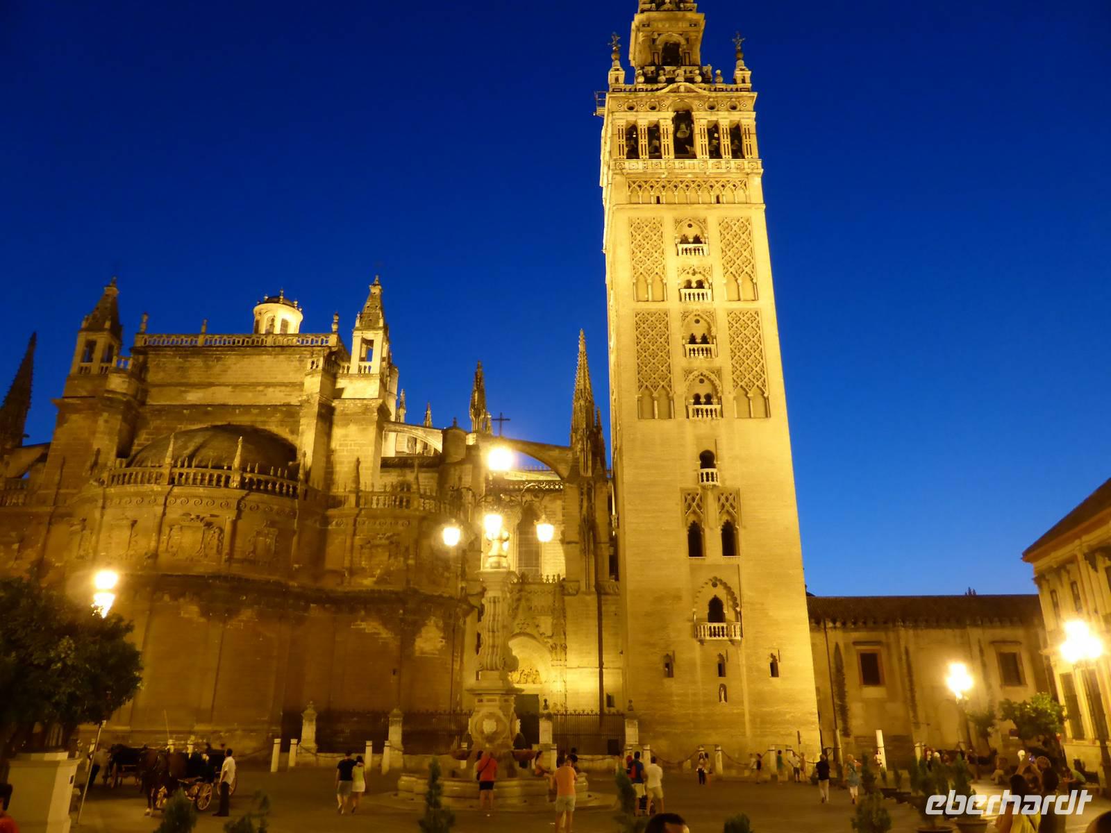 die beleuchtete Kathedrale und der Giralda-Turm in Sevilla