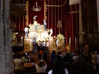 Heruntersetzen der Virgen de la Garcia in der Santa Maria-Kirche in Carmona