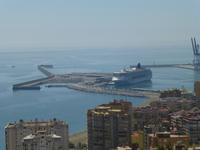 ein Kreuzfahrtschiff im über 3000 Jahre alten Hafen von Málaga