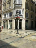 mit Blumen geschmückte Straßenlaternen in der Einkaufstraße von Málaga