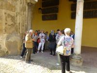 Erklärungen der örtl. Reiseleiterin an der Mezquita