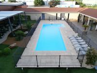 Pool im Hotel Expotel Chassieu