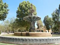 Granada-Brunnen mit Granatapfel