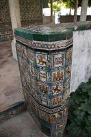 An einem Pavillon der Gärten des Alcázar die Wappen von Kastilien (Castillo = Burg) und León (Löwe) neben den Säulen des Herkules und des Mottos Karls des V. 