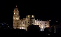 Kathedrale von Málaga bei Nacht