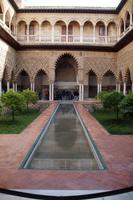 Spiegelung im Patio de las Doncellas, Alcázar des Königs Pedro, Sevilla