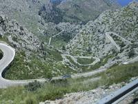 Auf kurvenreichen Straßen fahren wir durch das Tramuntana-Gebirge