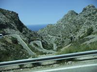 Sie führt über zahlreiche Serpentinen