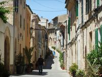 In den engen Gassen von Alcudia