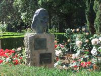 Chopin-Denkmal im Rosengarten
