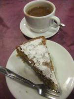 Für uns gibt es Mandelkuchen und heiße Schokolade