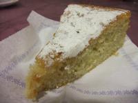 Wir lassen uns den Mandelkuchen schmecken