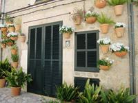 Die Hauseingänge in Valldemossa sind mit Blumen geschmückt
