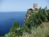 Ein alter Wachturm an der Steilküste
