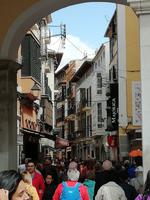 Spaziergang durch enge Gassen der Hauptstadt