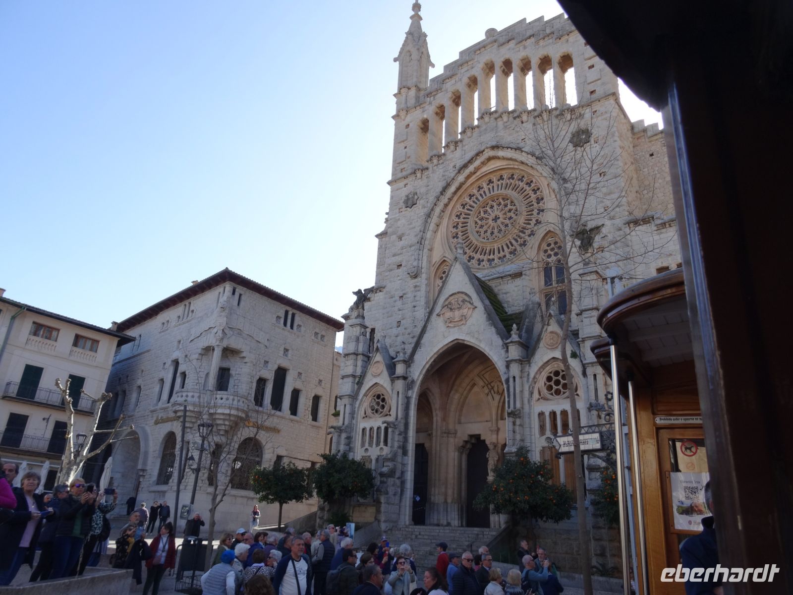 Blick aus der Straßenbahn auf die Pfarrkirche St. Bartholomäus in Soller