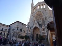 Blick aus der Straßenbahn auf die Pfarrkirche St. Bartholomäus in Soller