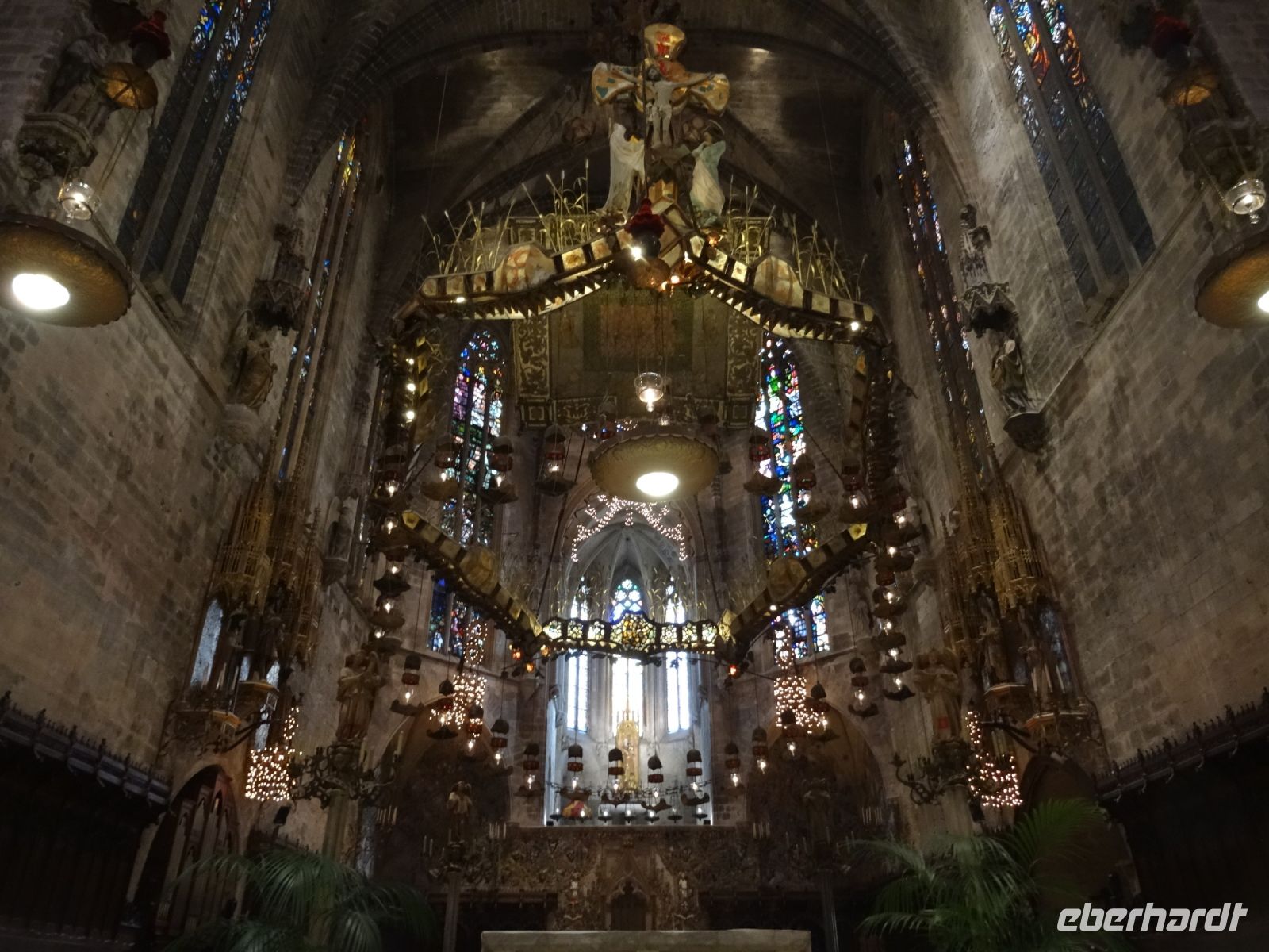 Palma - der Baldachin von Antoni Gaudi in der Kathedrale