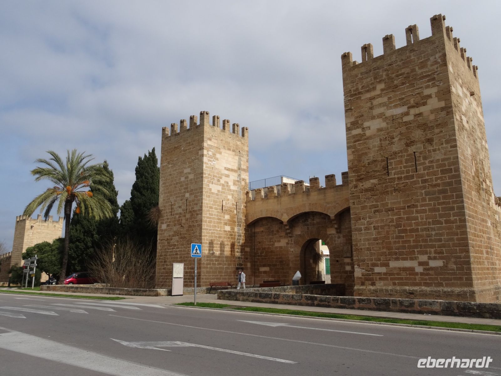 Alcudia - alte Stadtmauer mit Stadttor des Heiligen Sebastian