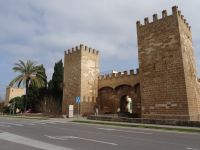Alcudia - alte Stadtmauer mit Stadttor des Heiligen Sebastian
