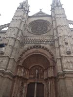 Die prächtige Fassade und Eingangstor - zu Kathedrale 