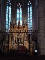 Altar und die gotischen Fenster in der Kathedrale von Palma de Mallorca