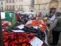 DSCN9830.JPG  Gemüsemarkt an der Kirche