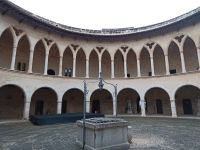 Der Innenhof und Brunnen im Castello Bellver in Palma de Mallorca