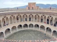 Blick von oben auf den Innenhof im Castello Bellver in Palma de Mallorca