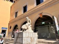 Marktfrau vor dem Mercat de L'Olivar, Palma