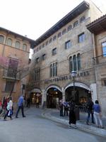 Historische Gemäuer neben dem Eingang zur Kathedrale