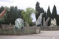 Vor der Olivenbaumkunstfabrik