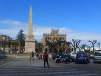 Blick auf Rathaus und Obelisk in Ciutadella