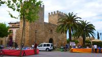 Stadttor von Alcudia mit Bücherbasar am Tag des Buches