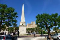 020-Obelisk und das Rathaus auf dem Rathausplatz