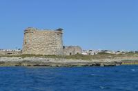 073-Yellow Catamaran - Hafenrundfahrt in Mahón - alter Küstenwachturm