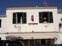 Fornells - Hauswand mit den Wahrzeichen Menorcas