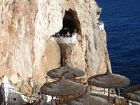 Cova d'en Xoroi - Naturhöhle am Meer 