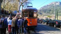 ... weiter mit der Straßenbahn nach Port Soller