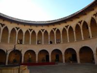 Innenhof von Schloss Belver oberhalb von Palma