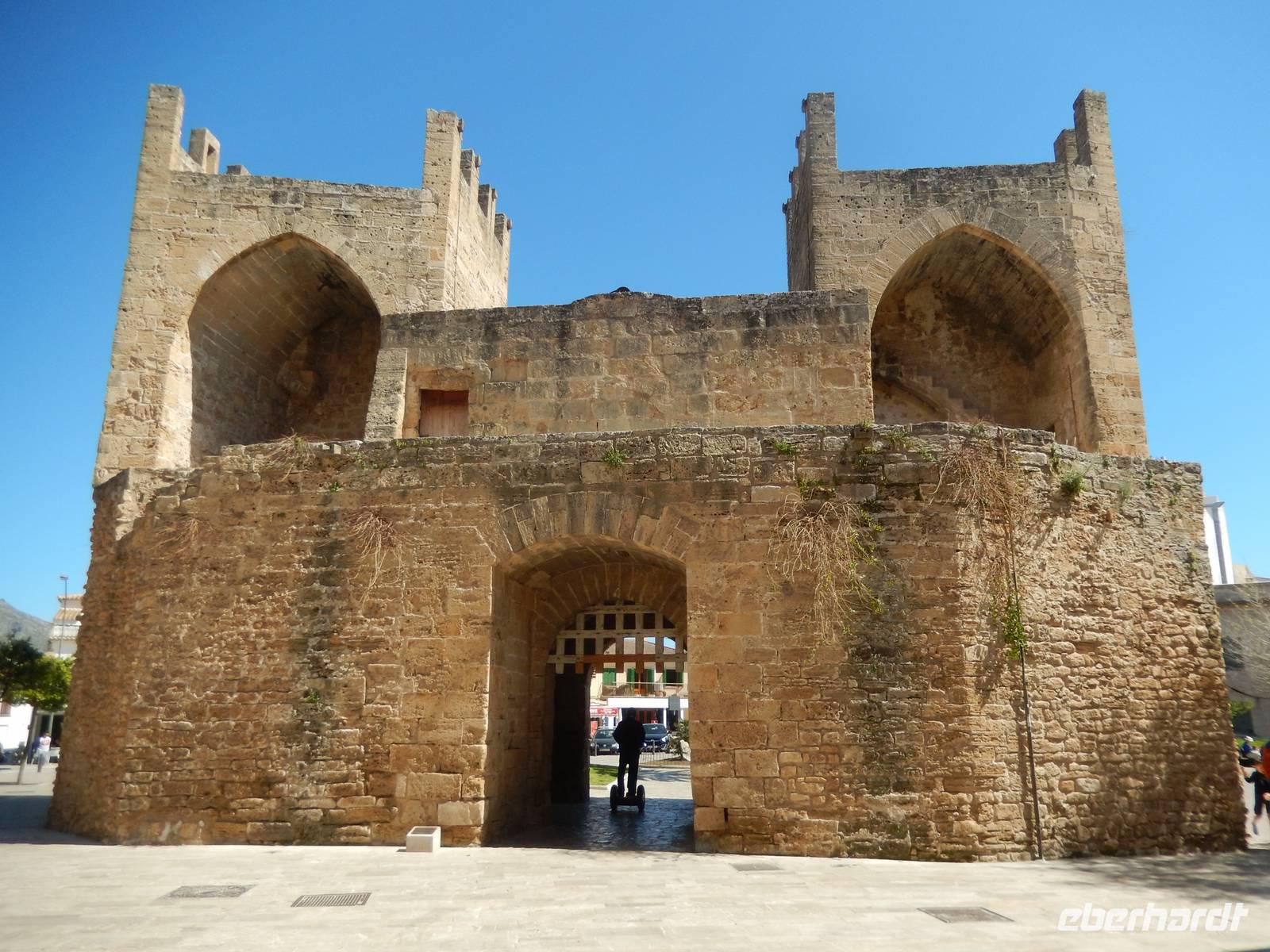 Eingangstor der Stadtmauer von Alcudia