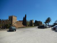 Alcudia von einer Stadtmauer umgeben  