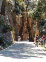 Natürlicher Tunnel auf Europas eindrucksvollster Passstraße