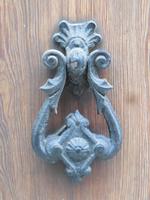 Klopfer an einem Haus in Alcudia